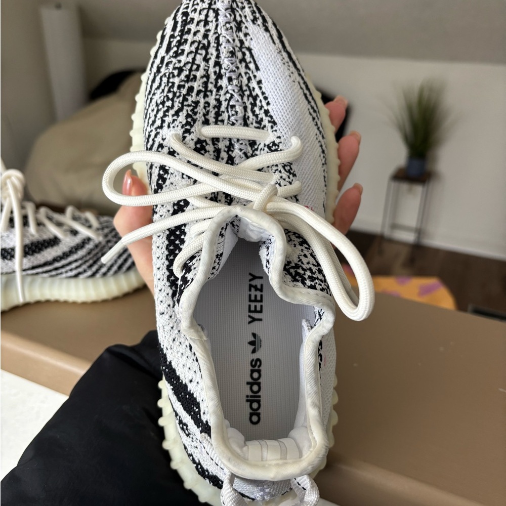 adidas Yeezy Boost 350 V2 Zebra - Picture 3 of 6
